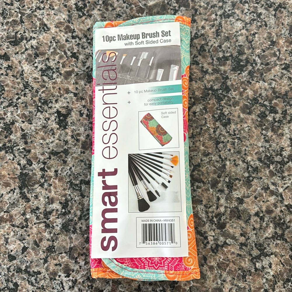 NWT Makeup Brush set with Travel case